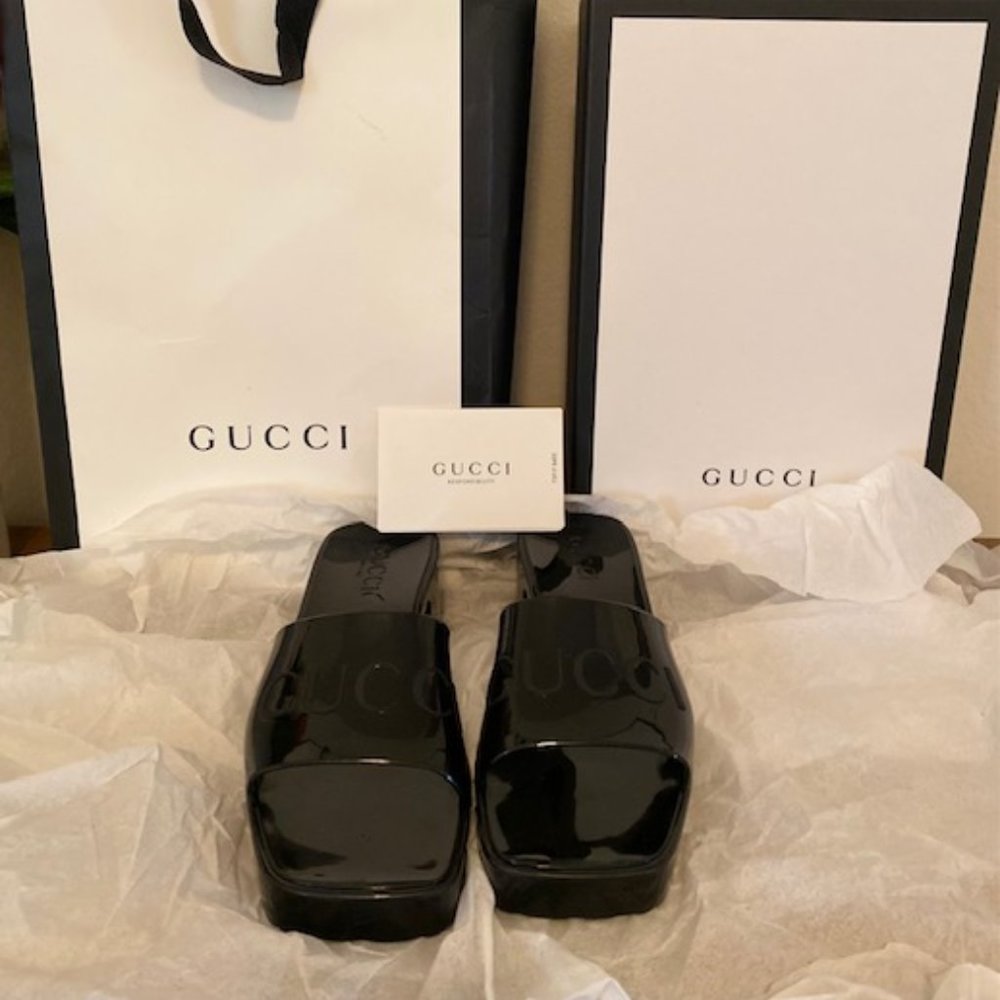 Gucci Women's rubber slide sandal (Authentic)